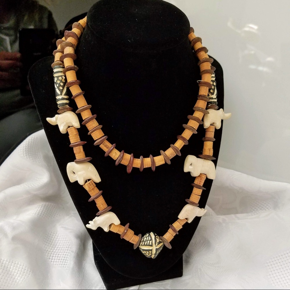 NWOT Handcarved African Elephant Necklace